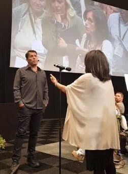Tony Robbins Offers a Helping Hand